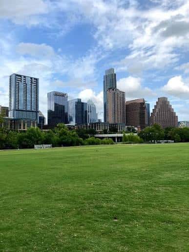 Vista panorámica de Auditorium Shores con el skyline de Austin al fondo