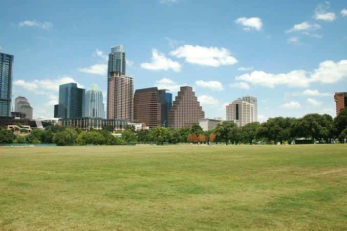 Espacio abierto en Auditorium Shores con vista a los rascacielos de Austin