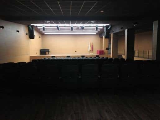 Vista general del interior del auditorio mostrando el escenario y las butacas