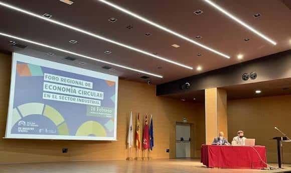 Escenario del auditorio durante un evento con pantalla de proyección