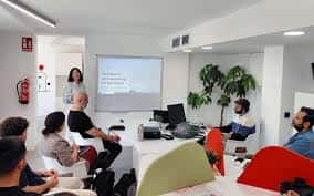 Presentación en el Espai Coworking Benidorm con audiencia participando