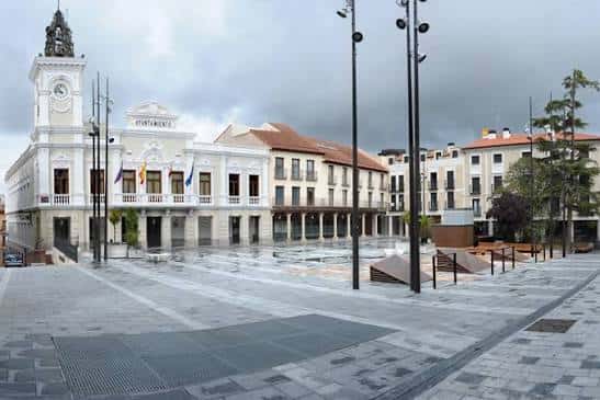 Vista panorámica de la Plaza Mayor con el Ayuntamiento al fondo y cielo nublado