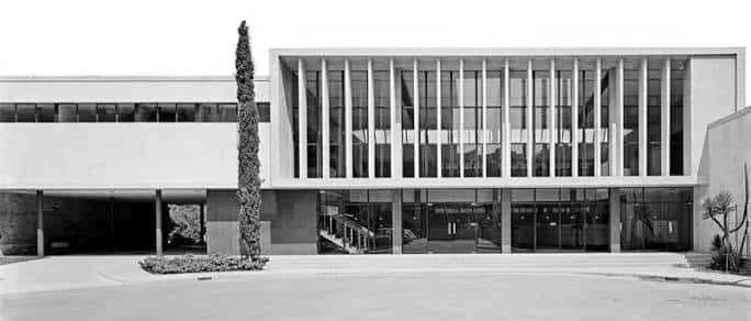 Fachada principal de la antigua sede de Gustavo Gili en blanco y negro