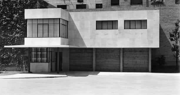 Vista lateral del edificio con detalles arquitectónicos racionalistas