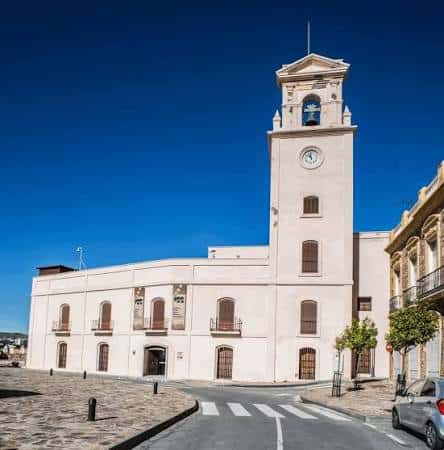 Fachada principal del Museo Casa del Reloj en Melilla bajo cielo azul