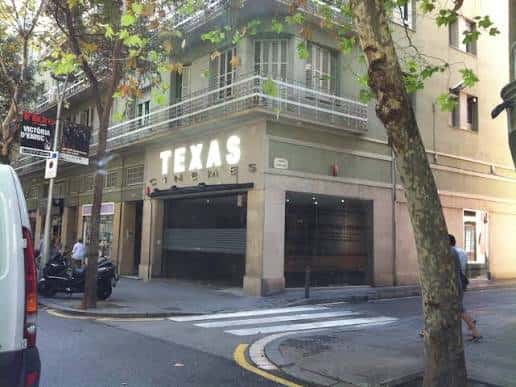 Vista exterior de la fachada del Cines Texas en Barcelona