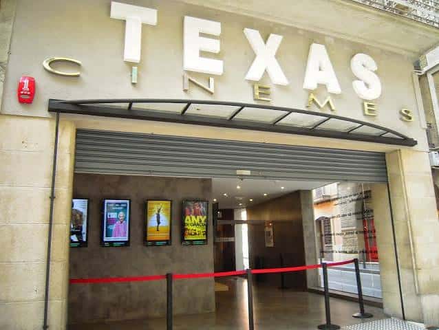 Entrada principal del cine con cartelera y letrero TEXAS CINEMES