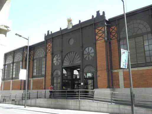 Fachada principal del mercado con detalles arquitectónicos en hierro forjado