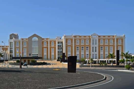 Vista frontal del Cabildo Insular de Lanzarote con fachada amarilla y cielo despejado
