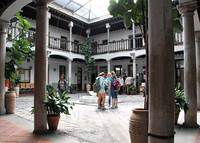 Patio central del Centro de Lenguas Modernas con columnas y vegetación