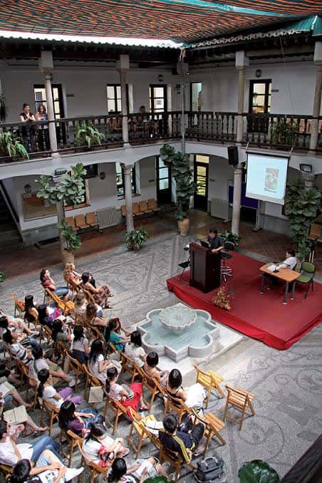 Evento cultural en el patio interior con audiencia y presentación