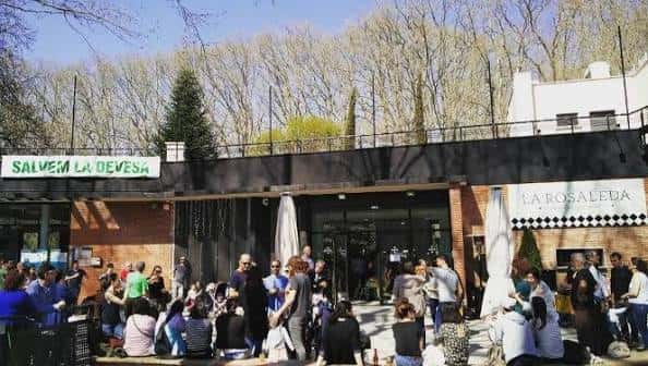Vista exterior del Espai Cívic La Rosaleda durante un evento al aire libre