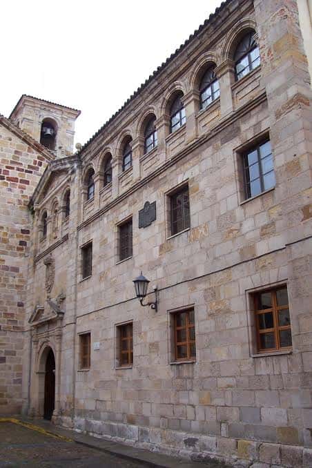Fachada principal del Seminario Menor San Atilano con arquitectura de piedra y ventanas arqueadas