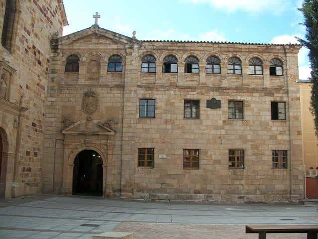 Vista frontal del edificio histórico del seminario en Zamora bajo cielo despejado