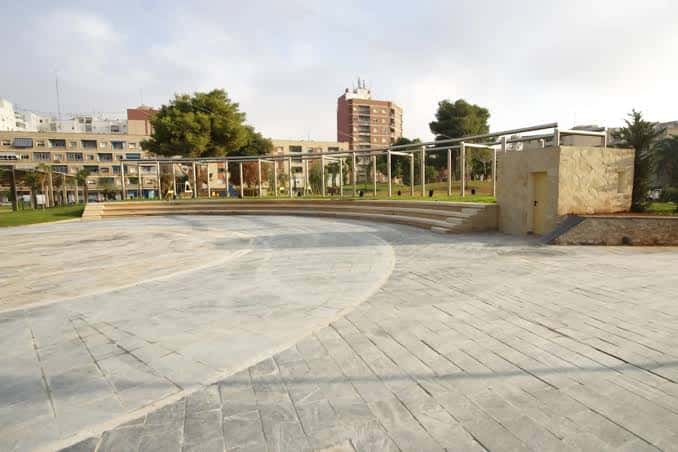 Plaza de eventos al aire libre con escalones y estructura metálica