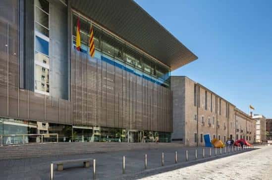 Vista exterior de la fachada moderna con banderas catalanas