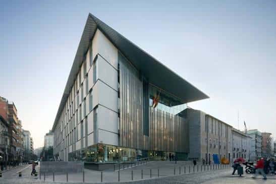 Ángulo lateral del edificio mostrando su diseño arquitectónico contemporáneo