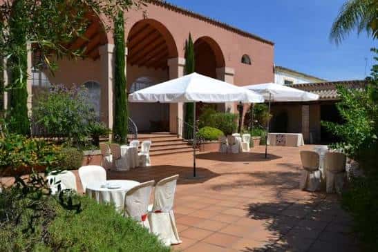 Terraza exterior preparada para eventos con mesas y sombrillas