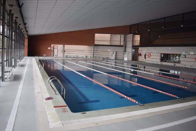 Piscina interior del Polideportivo Puerta de Santa María con carriles y gradas