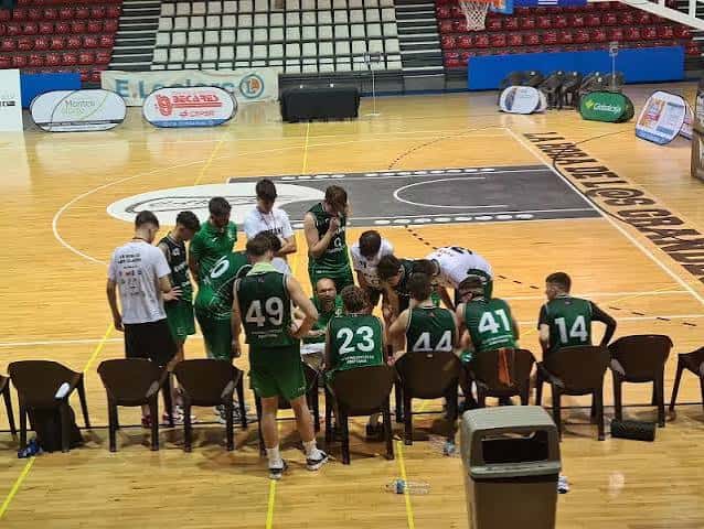 Pabellón deportivo con equipo de baloncesto en el centro de la cancha