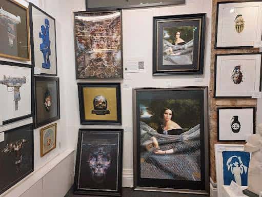Interior de la galería Art of Protest con obras enmarcadas en las paredes