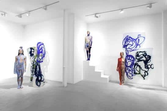 Interior del espacio con instalaciones artísticas y maniquíes en exposición