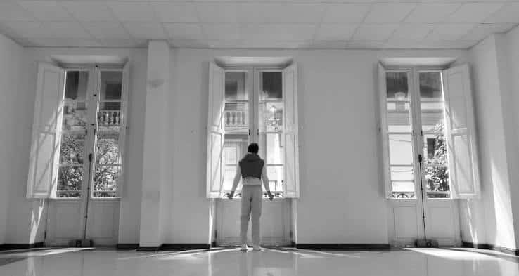 Sala de ensayo con suelo brillante y grandes ventanales