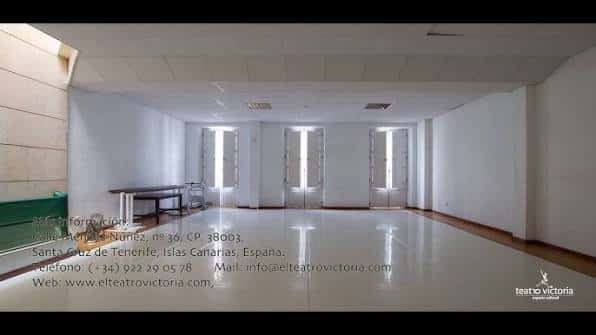 Espacio cultural amplio y luminoso con puertas al exterior