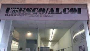 Entrada al edificio del club mostrando el cartel superior