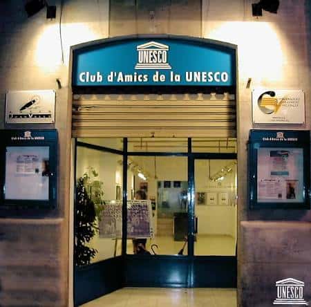 Fachada principal del Club d'Amics de la UNESCO d'Alcoi con el letrero iluminado