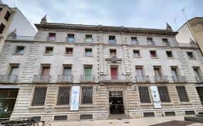 Vista exterior del edificio Menador Espai Cultural con su fachada neoclásica
