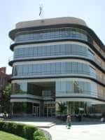 Fachada principal del edificio con diseño moderno y cristaleras curvas