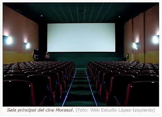 Interior de la sala principal del cine Morasol con butacas rojas y pantalla blanca