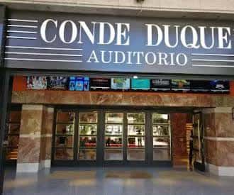 Fachada exterior del Conde Duque Auditorio con letrero iluminado