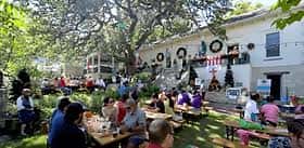 Evento al aire libre en el patio del German Free School con invitados sentados