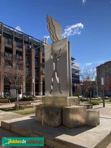 Monumento a l'Onze de Setembre en primer plano bajo cielo despejado