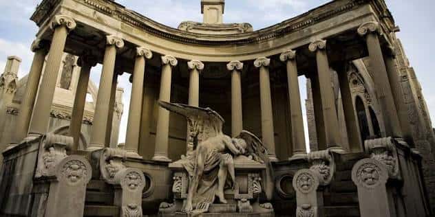 Monumento funerario con columnas clásicas y escultura alada en el Cementerio de Montjuïc