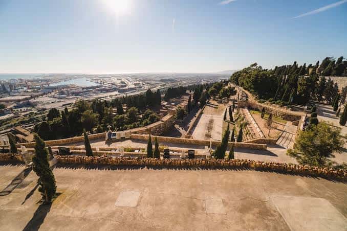 Vista panorámica del cementerio desde una terraza elevada con vistas a Barcelona y el puerto