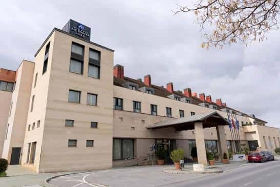 Fachada principal del Hotel Silken Antequera Hills bajo cielo nublado