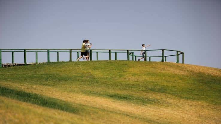 Vista panorámica del Parque Atalaya con personas disfrutando en la colina