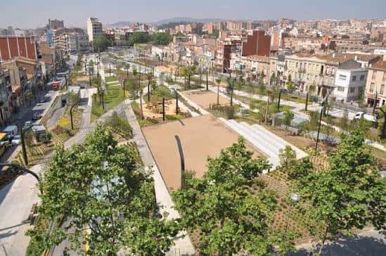 Plaza elevada con senderos y áreas de descanso en Badalona