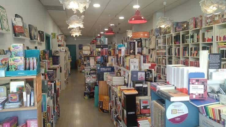Interior de la librería Casa Tomada con estanterías llenas de libros y lámparas decorativas