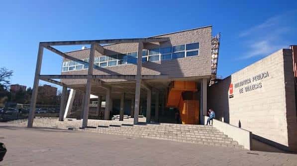 Fachada principal de la Biblioteca Pública Miguel Hernández en un día soleado