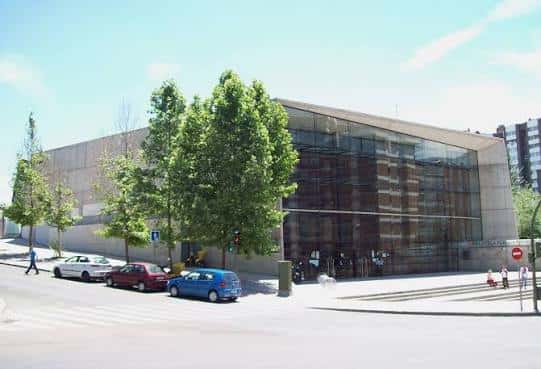 Vista exterior diurna de la Biblioteca Pública Rafael Alberti con fachada de cristal y hormigón