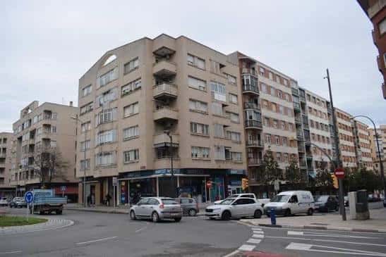 Esquina del carrer del General Moragues con edificios de viviendas y locales comerciales