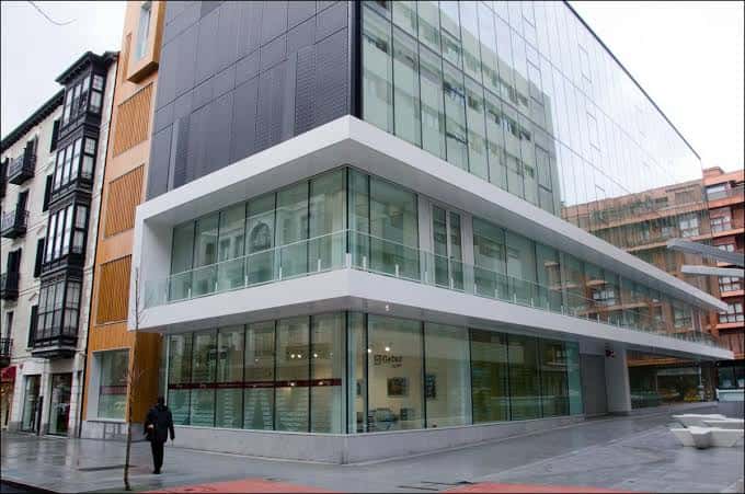 Fachada moderna de la Oficina de Atención Ciudadana con grandes ventanales y diseño contemporáneo
