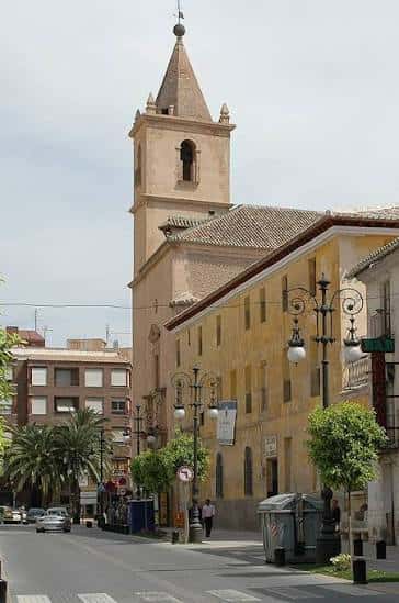 Vista exterior de la Iglesia de San Francisco en Lorca con su torre y fachada amarilla