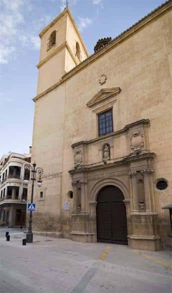Entrada lateral de la Iglesia de San Francisco con puerta arqueada y detalles arquitectónicos