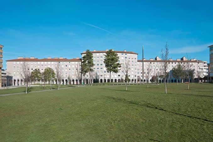 Vista panorámica del Parque de los Enamorados con edificios residenciales al fondo