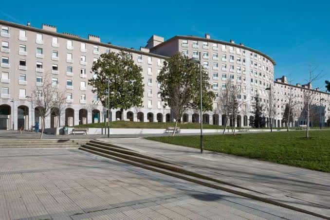 Plaza peatonal y escaleras en el Parque de los Enamorados
